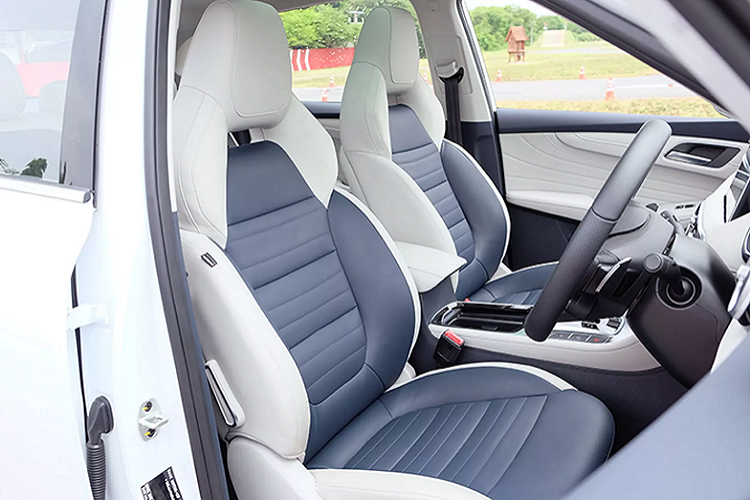 So với các phiên bản máy xăng khác, ngoại thất của MG HS 2021 mới phiên bản PHEV không khác biệt quá nhiều so với phiên bản thông thường. Chi tiết mới và dễ dàng phân biệt là “dàn chân” lắp mâm hợp kim 18 inch thiết kế mới, đi với cỡ lốp (235/50 R18) và logo “PHEV” ở phía sau.