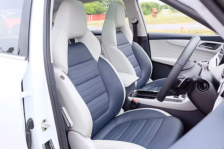 So với các phiên bản máy xăng khác, ngoại thất của MG HS 2021 mới phiên bản PHEV không khác biệt quá nhiều so với phiên bản thông thường. Chi tiết mới và dễ dàng phân biệt là “dàn chân” lắp mâm hợp kim 18 inch thiết kế mới, đi với cỡ lốp (235/50 R18) và logo “PHEV” ở phía sau.