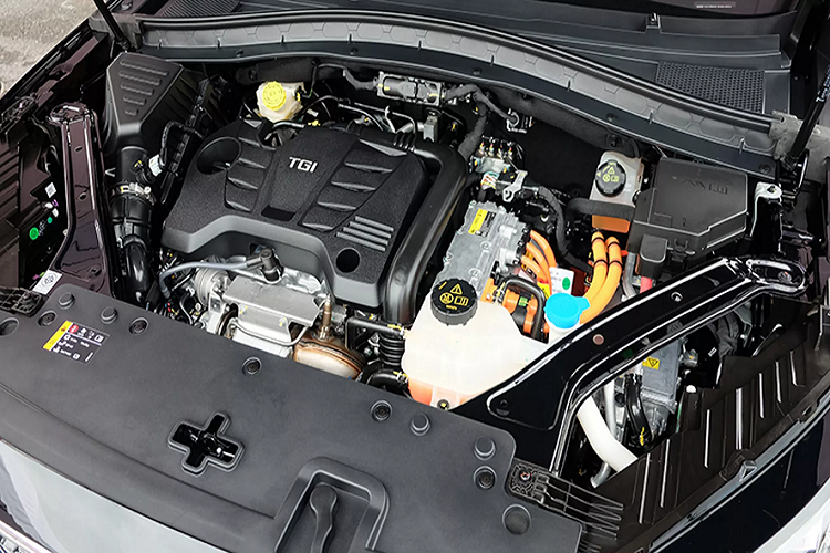 Ghế bọc da sáng màu kết hợp với vải Alcantara, thêm âm thanh vòm từ BOSE là những trang bị chỉ có trên phiên bản MG HS PHEV thế hệ mới. Trong khi vẫn duy trì các trang bị “đồ chơi” có trên phiên bản hàng đầu như: cửa sổ trời toàn cảnh panorama, màn hình giải trí trung tâm 10 inch, đồng hồ hỗ trợ lái kỹ thuật số…