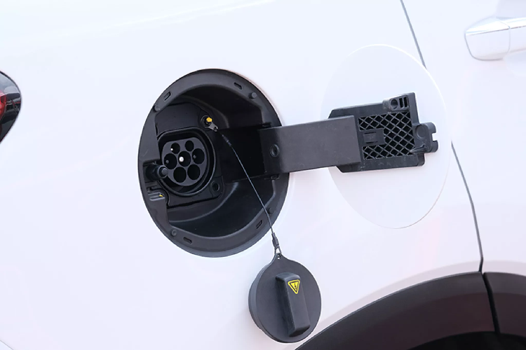 Dự trữ và cung cấp năng lượng cho động cơ điện là bộ pin công nghệ Lithium-ion với 6 mô-đun, dung lượng 16,6 kW, làm mát bằng dung dịch và cho phép sửa chữa bảo dưỡng riêng lẻ từng mô-đun. Tổng công suất động cơ xăng kết hợp với động cơ điện đạt 284 mã lực và mô-men xoắn cực đại 480Nm. Xe sử dụng kết hợp với hộp số tự động 10 cấp (EDU II Gearbox). Nhờ đó, MG HS PHEV có khả năng tăng tốc 0-100 km/h trong thời gian 7,5 giây. Khi chạy bằng điện, xe có thể thực hiện quãng đường đi 67 km theo Chu trình thử nghiệm Châu Âu NEDC (New European Drive Cycle).