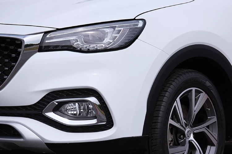 Trong khi xe được bảo hành 4 năm hoặc 120.000 km, riêng bộ Pin được bảo hành 8 năm và không giới hạn số km. Thời gian bảo hành khá hào phóng, đủ để người dùng tự tin trải nghiệm xe. Để sạc cho xe, hãng MG còn tặng miễn phí bộ sạc MG Home Charger trị giá 45.000 baht (khoảng 33 triệu đồng) và miễn phí công lắp đặt cho những khách hàng mua xe đầu tiên và nằm trong thời gian ưu đãi của hãng.