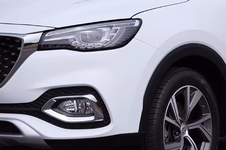 Trong khi xe được bảo hành 4 năm hoặc 120.000 km, riêng bộ Pin được bảo hành 8 năm và không giới hạn số km. Thời gian bảo hành khá hào phóng, đủ để người dùng tự tin trải nghiệm xe. Để sạc cho xe, hãng MG còn tặng miễn phí bộ sạc MG Home Charger trị giá 45.000 baht (khoảng 33 triệu đồng) và miễn phí công lắp đặt cho những khách hàng mua xe đầu tiên và nằm trong thời gian ưu đãi của hãng.