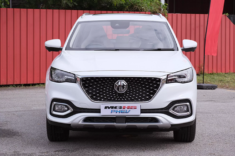 Nếu MG HS PHEV được phân phối tại thị trường Việt, đây chắc chắn sẽ là một tin vui đối với người dùng trong nước, vì có cơ hội tiếp cận dòng sản phẩm hybrid cắm sạc mới trên một mẫu xe phổ thông có giá bán mà số đông có thể tiếp cận được. Mặc khác, xe hybrid cũng góp phần giảm thiểu biến đổi khí hậu và môi trường tại Việt Nam.