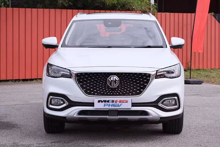 Nếu MG HS PHEV được phân phối tại thị trường Việt, đây chắc chắn sẽ là một tin vui đối với người dùng trong nước, vì có cơ hội tiếp cận dòng sản phẩm hybrid cắm sạc mới trên một mẫu xe phổ thông có giá bán mà số đông có thể tiếp cận được. Mặc khác, xe hybrid cũng góp phần giảm thiểu biến đổi khí hậu và môi trường tại Việt Nam.