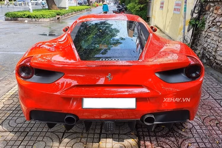 Sau khi được chủ mới rước về hồi trước Tết Nguyên đán 2020, chiếc xe Ferrari 488 GTB màu đỏ đã được đưa về nguyên bản.
