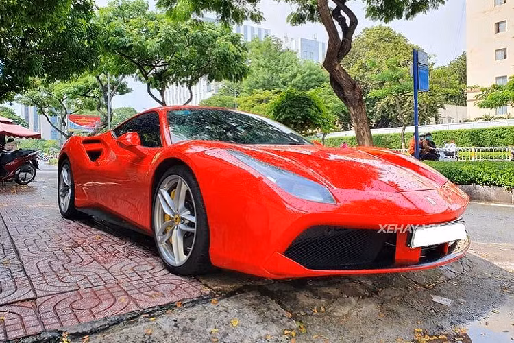 Sức mạnh gửi qua hộp số bán tự động ly hợp kép 7 cấp và hệ dẫn động cầu sau giúp xe tăng tốc từ 0-100 km/h chỉ trong 3 giây trước khi cán tốc độ tối đa 334 km/h.