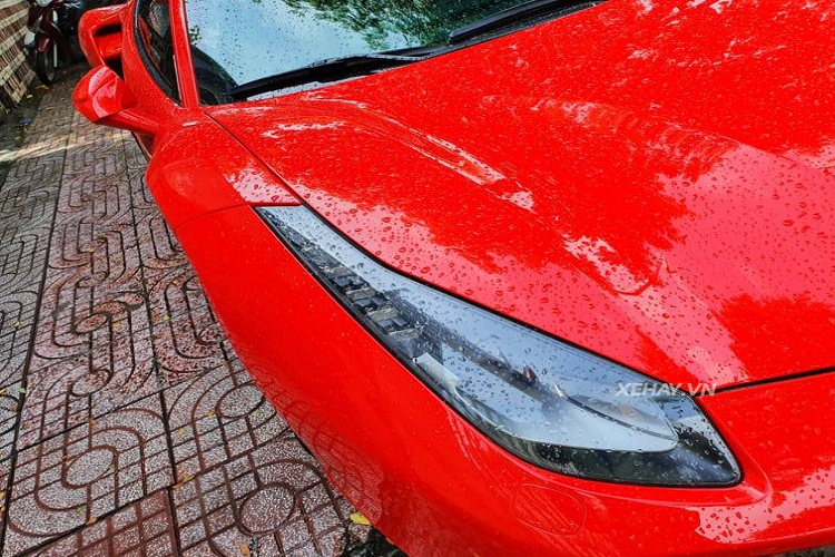 "Siêu ngựa" ban đầu có màu đỏ tươi Rosso Corsa nhưng khi về tay ông Vũ xe đã được bọc decal màu xám - một trong bốn màu yêu thích của vị đại gia ngành cà phê Việt Nam (đen, trắng, xám và xanh quân đội). Siêu xe từng được ông Vũ sử dùng trong Hành Trình Từ Trái Tim 2018.