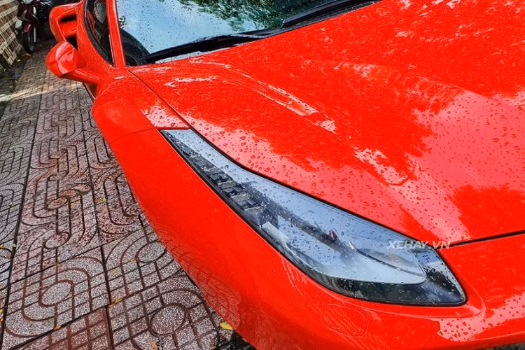 "Siêu ngựa" ban đầu có màu đỏ tươi Rosso Corsa nhưng khi về tay ông Vũ xe đã được bọc decal màu xám - một trong bốn màu yêu thích của vị đại gia ngành cà phê Việt Nam (đen, trắng, xám và xanh quân đội). Siêu xe từng được ông Vũ sử dùng trong Hành Trình Từ Trái Tim 2018.