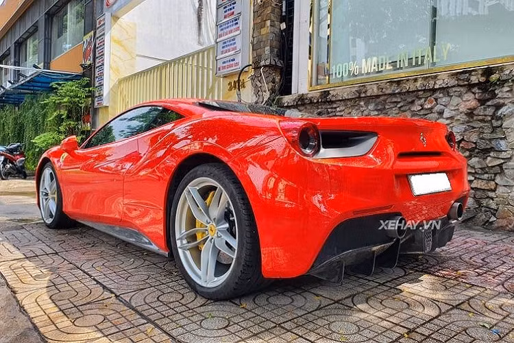 Nổi bật trên nền đỏ thân xe là bộ mâm 5 chấu kép kích thước 20 inch và kẹp phanh vàng. Xe được trang bị hệ thống đèn pha LED tinh xảo hơn so với đèn pha bi-xenon kết hợp LED định vị trên 458 Italia. Giá xe Ferrari 488 GTB tại Việt Nam dao động ở khoảng 15 - 18 tỷ đồng khi về nước, gấp 3 lần so với giá bán tại thị trường châu Âu, tất nhiên đó là còn chưa gồm các tùy chọn hay nâng cấp nào.