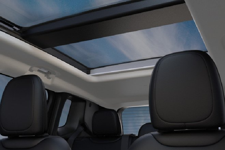 Bên trong, Jeep Renegade 2020 sở hữu vô lăng bọc da với các nút đa phương tiện và cần số bọc da. Màn hình thông tin giải trí 7 inch cảm ứng tích hợp Uconnect4 cho phép người dùng sử dụng các tính năng tiện lợi. Xe trang bị tiêu chuẩn với USB, Bluetooth, điều khiển giọng nói thông minh và radio AM/FM. Tính năng mới nhất của xe là hỗ trợ Apple CarPlay cho phép người dùng kết nối iPhone một cách dễ dàng.