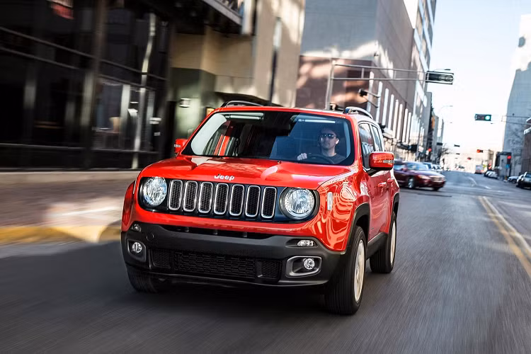 Sau một thời gian chờ đợi, cuối cùng thì Jeep Renegade 2020 mới đã chính thức ra mắt Philippines. Mẫu xe nhỏ nhất của Jeep trở nên ấn tượng hơn, giá cả phải chăng hơn, đầy đủ các tiện nghi tiêu chuẩn và ngoại thất cập nhật. Xe có nguồn gốc từ Trung Quốc để tận dụng hiệp định thương mại tự do Trung Quốc – ASEAN. Nhờ đó, Jeep đã có thể giảm giá của Renegade đồng thời vẫn đảm bảo chất lượng sản phẩm.