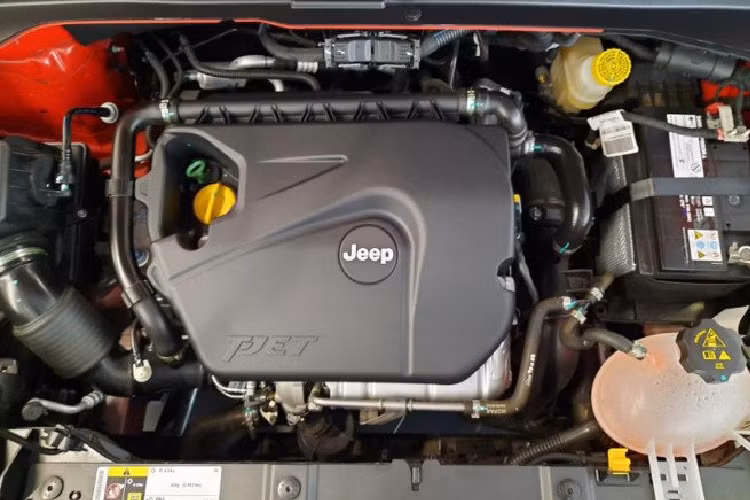 Bên cạnh đó là dàn âm thanh 6 loa, điều hòa tự động 2 vùng, hàng ghế sau gập 60:40, cửa sổ tự động cùng cửa sổ trời. Dưới nắp ca-pô, mẫu ô tô Jeep Renegade 2020 trang bị động cơ tăng áp 1,4 lít I4 với công nghệ start/stop để tiết kiệm nhiên liệu tốt hơn.