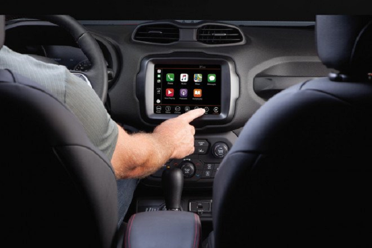 Về ngoại thất, mẫu xe crossover Jeep Renegade 2020 có lưới tản nhiệt 7 khoang được sơn màu đen, đèn pha và đèn ban ngày tái thiết kế cùng với cổng lấy gió đầu xe tăng trưởng kích cỡ. Trong khi đó, đèn hậu có các tinh chỉnh nhẹ thiết kế đi cùng cản sau lớn hơn và tạo hình cốp sau sửa đổi. Xe trang bị lazăng hợp kim 17 inch mới bọc trong lốp 215/60/R17.