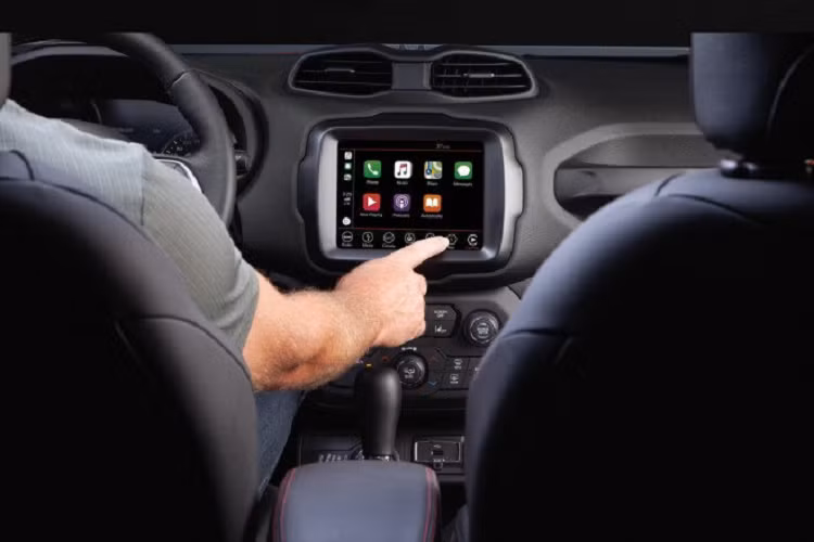 Về ngoại thất, mẫu xe crossover Jeep Renegade 2020 có lưới tản nhiệt 7 khoang được sơn màu đen, đèn pha và đèn ban ngày tái thiết kế cùng với cổng lấy gió đầu xe tăng trưởng kích cỡ. Trong khi đó, đèn hậu có các tinh chỉnh nhẹ thiết kế đi cùng cản sau lớn hơn và tạo hình cốp sau sửa đổi. Xe trang bị lazăng hợp kim 17 inch mới bọc trong lốp 215/60/R17.