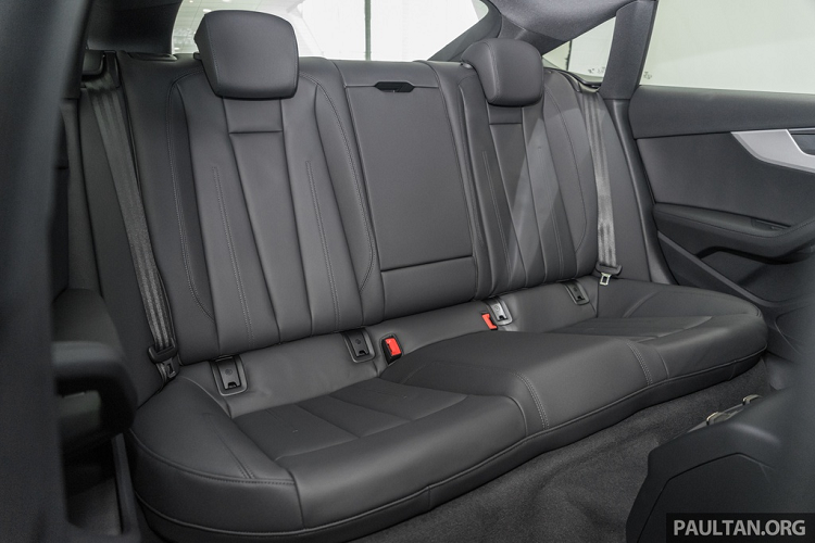 Xe còn có tính năng điều khiển bằng giọng nói mới với khả năng nhận dạng ngôn ngữ thông minh hơn. Cả 2 phiên bản đều có đồng hồ 12,3 inch virtual cockpit.