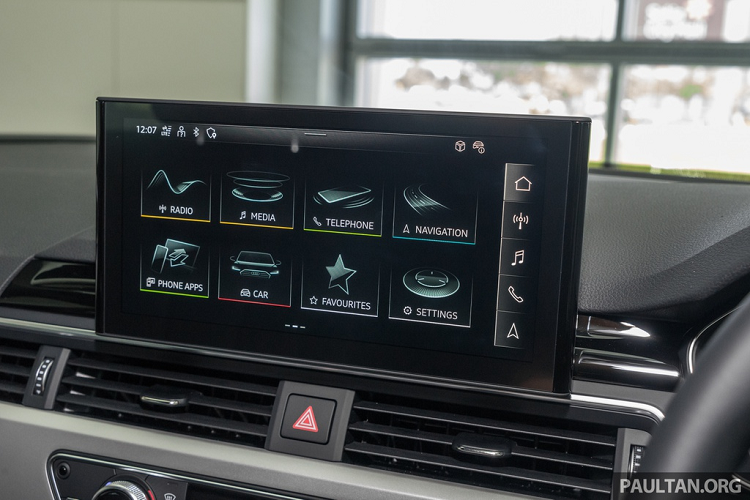 Audi A5 Sportback facelift được trang bị hệ thống đa phương tiện thế hệ mới nhất Multi Media Interface (MMI) với thiết kế tối giản hơn, cử chỉ đa chạm giống như điện thoại thông minh.