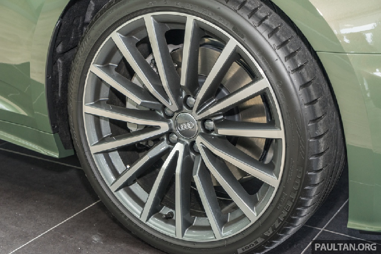 Về trang bị an toàn, Audi A5 Sportback có hệ thống hỗ trợ giữ làn đường, tuy nhiên xe không có phanh khẩn cấp tự động. Đây được xem là khuyết điểm lớn và khó chấp nhận trong tầm giá này. Trong khi BMW 330i ở phân khúc thấp hơn vẫn được trang bị.