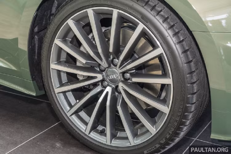 Về trang bị an toàn, Audi A5 Sportback có hệ thống hỗ trợ giữ làn đường, tuy nhiên xe không có phanh khẩn cấp tự động. Đây được xem là khuyết điểm lớn và khó chấp nhận trong tầm giá này. Trong khi BMW 330i ở phân khúc thấp hơn vẫn được trang bị.