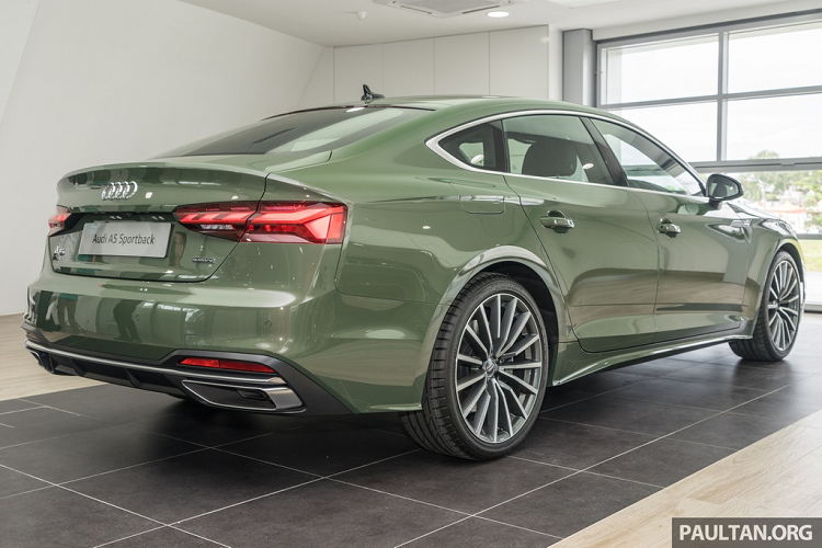 Phiên bản 2.0 TFSI tiêu chuẩn trang bị bộ mâm hợp kim 5 chấu kép 18 inch. Trong khi bản Quattro có mâm hợp kim 2 tone màu đa chấu 19 inch, các cửa gió trước có viền chrome kéo dài hết chiều rộng, cản sau cũng có một dải chrome trang trí.