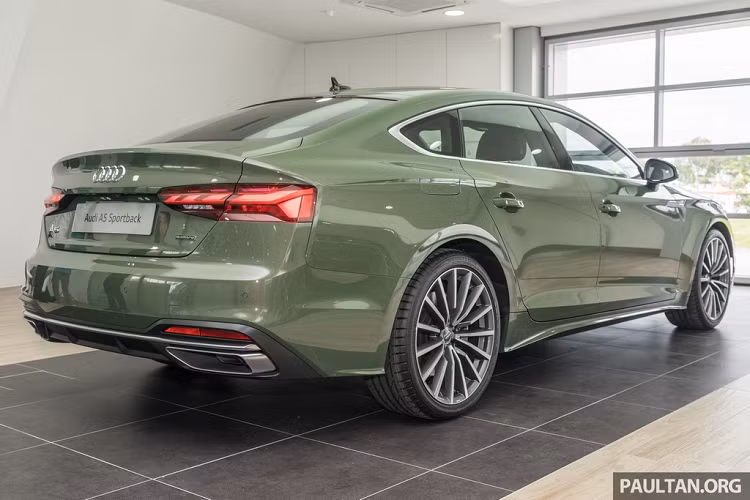 Phiên bản 2.0 TFSI tiêu chuẩn trang bị bộ mâm hợp kim 5 chấu kép 18 inch. Trong khi bản Quattro có mâm hợp kim 2 tone màu đa chấu 19 inch, các cửa gió trước có viền chrome kéo dài hết chiều rộng, cản sau cũng có một dải chrome trang trí.