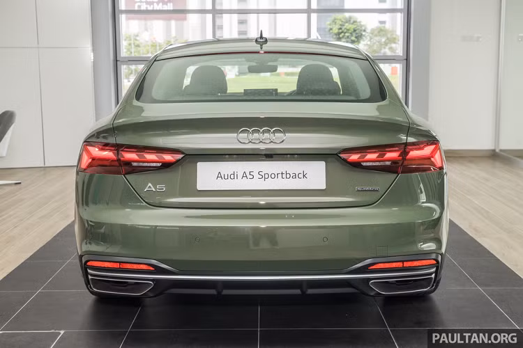 Cả 2 biến thể đều sử dụng hộp số ly hợp kép S Tronic 7 cấp, đi kèm với hệ thống hybrid nhẹ 12V. Hệ thống này giúp xe di chuyển êm ái hơn, hỗ trợ tăng tốc và vận hành hệ thống start-stop system ở vận tốc từ 22 km/h.