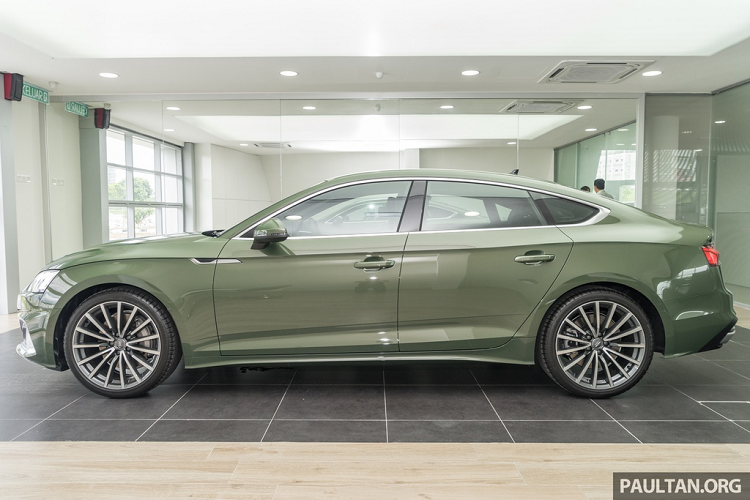 Nhìn từ bên hông, một vài thay đổi khiến mẫu xe sang Audi A5 Sportback 2020 trông mảnh mai hơn, ốp sườn có thiết kế sắc cạnh hơn. Đuôi xe thể thao với đèn hậu mới. Cản sau cũng được làm lại với bộ khuếch tán màu đen, đầu ống xả hình thang.