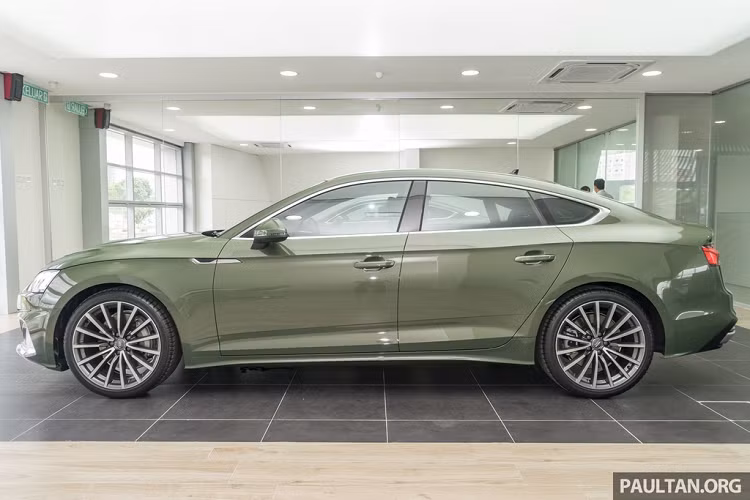 Nhìn từ bên hông, một vài thay đổi khiến mẫu xe sang Audi A5 Sportback 2020 trông mảnh mai hơn, ốp sườn có thiết kế sắc cạnh hơn. Đuôi xe thể thao với đèn hậu mới. Cản sau cũng được làm lại với bộ khuếch tán màu đen, đầu ống xả hình thang.