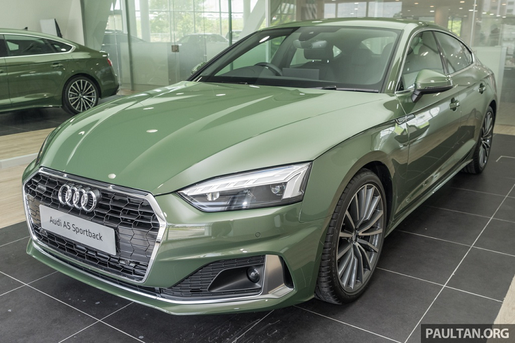 Giá xe Audi A5 Sportback 2.0 TFSI 2020 bản tiêu chuẩn bán ra tại thị trường Malaysia từ 350.900 RM (tương đương 1,96 tỷ đồng), cao hơn đời cũ 11.000 RM (61,5 triệu). Trong khi đó, phiên bản hệ dẫn động Quattro có giá 377.900 RM (khoảng 2,1 tỷ đồng).