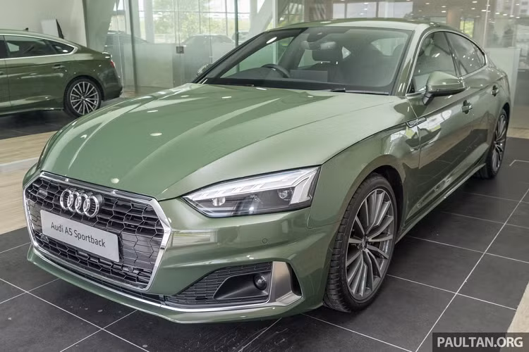 Giá xe Audi A5 Sportback 2.0 TFSI 2020 bản tiêu chuẩn bán ra tại thị trường Malaysia từ 350.900 RM (tương đương 1,96 tỷ đồng), cao hơn đời cũ 11.000 RM (61,5 triệu). Trong khi đó, phiên bản hệ dẫn động Quattro có giá 377.900 RM (khoảng 2,1 tỷ đồng).