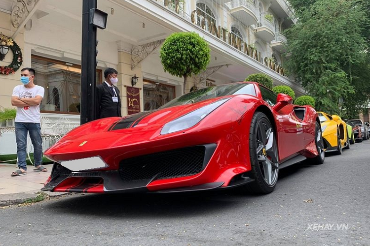 Động cơ trên Ferrari 488 Pista Spider khi kết hợp cùng hộp số ly hợp kép bảy tốc độ F1 đã được điều chỉnh bánh răng nhanh hơn khoảng 0,03 giây so với 488 Pista. Nhờ đó, siêu xe mui trần 488 Pista Spider chỉ mất thời gian 2,85 giây để hoàn thành công việc tăng tốc từ vị trí xuất phát lên 100 km/h trước khi đạt vận tốc tối đa 340 km/h.