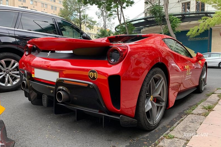 Ferrari cũng cố gắng mang đến trọng lượng lý tưởng nhất cho 488 Pista Spider và điều đó thể hiện qua cân nặng của xe chỉ dừng ở con số 1.380 kg, nặng hơn 100 kg so với bản Coupe. Điểm khác biệt so với Ferrari 488 Pista chính là việc "mái nhà" của phiên bản mui trần có thể đóng hoặc mở trong thời gian 14 đến 16 giây. Hãng siêu xe Ý cũng trang bị thêm một kính chắn gió đặt phía sau để tránh tiếng ồn lọt vào khoang lái. 