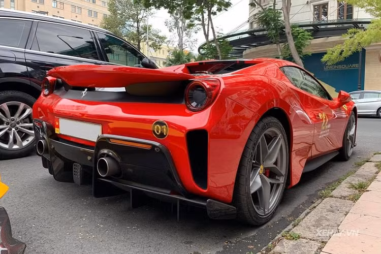 Ferrari cũng cố gắng mang đến trọng lượng lý tưởng nhất cho 488 Pista Spider và điều đó thể hiện qua cân nặng của xe chỉ dừng ở con số 1.380 kg, nặng hơn 100 kg so với bản Coupe. Điểm khác biệt so với Ferrari 488 Pista chính là việc "mái nhà" của phiên bản mui trần có thể đóng hoặc mở trong thời gian 14 đến 16 giây. Hãng siêu xe Ý cũng trang bị thêm một kính chắn gió đặt phía sau để tránh tiếng ồn lọt vào khoang lái. 