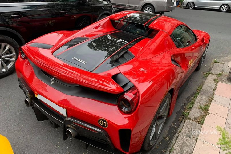 Hiện dòng siêu xe Ferrari 488 Pista đã có đến 3 biến thể bao gồm bản tiêu chuẩn, phiên bản đặc biệt Ferrari 488 Pista Piloti được ra đời để kỷ niệm chiến thắng của đội đua AF Corse trong giải vô địch World Endurance Championship (WEC) 2017 hay Ferrari 488 Pista Spider được trình làng tại sự kiện Pebble Beach Concourse d’Elegance 2018 diễn ra vào tháng 8 và đến cuối năm 2020 mới về Việt Nam. 