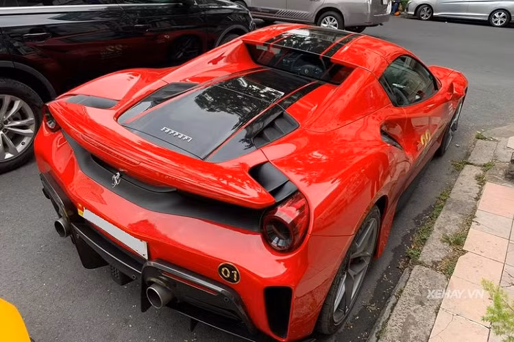 Hiện dòng siêu xe Ferrari 488 Pista đã có đến 3 biến thể bao gồm bản tiêu chuẩn, phiên bản đặc biệt Ferrari 488 Pista Piloti được ra đời để kỷ niệm chiến thắng của đội đua AF Corse trong giải vô địch World Endurance Championship (WEC) 2017 hay Ferrari 488 Pista Spider được trình làng tại sự kiện Pebble Beach Concourse d’Elegance 2018 diễn ra vào tháng 8 và đến cuối năm 2020 mới về Việt Nam. 