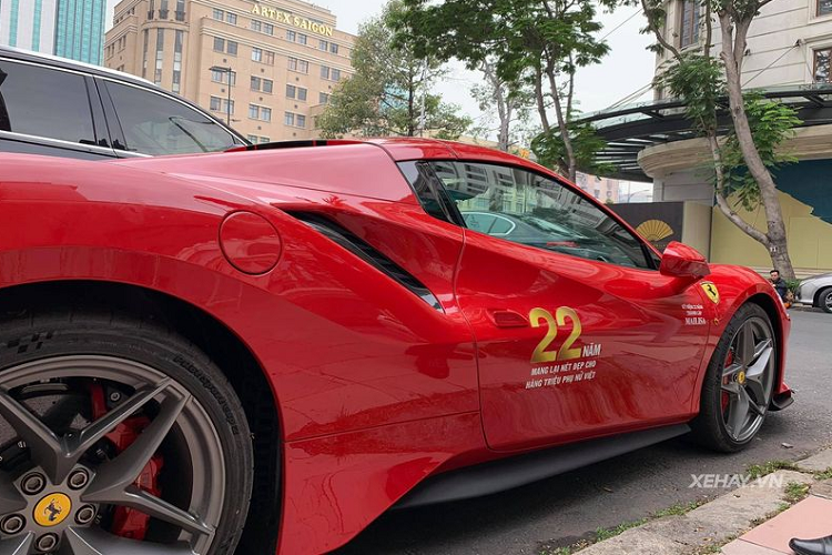 Hiện vẫn chưa rõ vị đại gia Sài Gòn đã bỏ ra bao nhiêu tiền để mua siêu xe mui trần Ferrari 488 Pista Spider đầu tiên tại Việt Nam, tại thị trường Mỹ giá xe Ferrari 488 Pista Spider được chào bán 350.050 USD (tương đương 8,13 tỷ đồng). Với cách tính thuế tại Việt Nam, ước tính chủ nhân chiếc McLaren Senna phải bỏ ra số tiền không dưới 32 tỷ đồng để sở hữu và ra biển số cho Ferrari 488 Pista Spider.