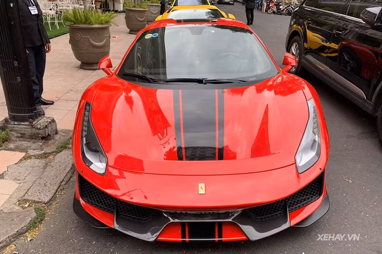 Hệ truyền động của Ferrari 488 Pista Spider chính là khối động cơ V8, dung tích 3.9 lít, tăng áp kép như phiên bản tiêu chuẩn nhưng sản sinh công suất tối đa lên đến 720 mã lực tại vòng tua máy 8.000 vòng/phút và mô-men xoắn cực đại 770 Nm tại vòng tua máy 3.000 vòng/phút. Nó mạnh hơn 113 mã lực nếu so với người tiền nhiệm 488 Spider. 