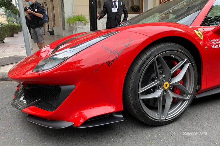 Ferrari 488 Pista Spider độc nhất Việt Nam có nội thất bọc da Alcantara màu tối với sọc màu đỏ chạy giữa ghế ngồi hay các viền xung quanh khoang lái. Nội thất xe có nhiều chi tiết ốp carbon. Là siêu xe phiên bản hiệu suất cao của dòng Ferrari 488 Spider, sự có mặt của 488 Pista mui trần giúp cho các đại gia Việt có bộ sưu tập siêu xe ấn tượng hơn.