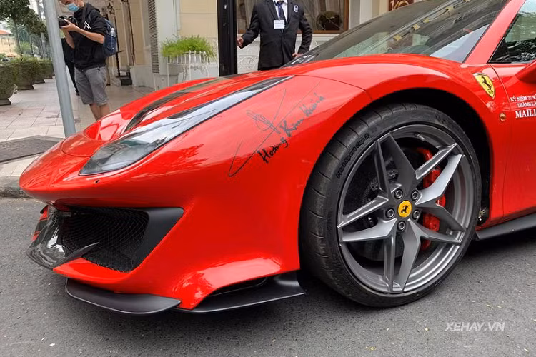 Ferrari 488 Pista Spider độc nhất Việt Nam có nội thất bọc da Alcantara màu tối với sọc màu đỏ chạy giữa ghế ngồi hay các viền xung quanh khoang lái. Nội thất xe có nhiều chi tiết ốp carbon. Là siêu xe phiên bản hiệu suất cao của dòng Ferrari 488 Spider, sự có mặt của 488 Pista mui trần giúp cho các đại gia Việt có bộ sưu tập siêu xe ấn tượng hơn.
