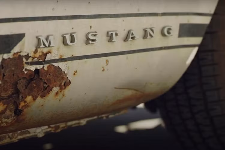 Không dừng ở đó, chiếc Ford Mustang của vợ Jason Momoa còn được bổ sung những chi tiết độ. Trên toàn thế giới, chỉ có đúng 3 chiếc Ford Mustang tương tự. Qua thời gian, chiếc xe này đã bị hư hỏng và gỉ sét nhiều chỗ. Do đó, Jason Momoa mới quyết định phục chế Ford Mustang để tặng cho vợ mình.