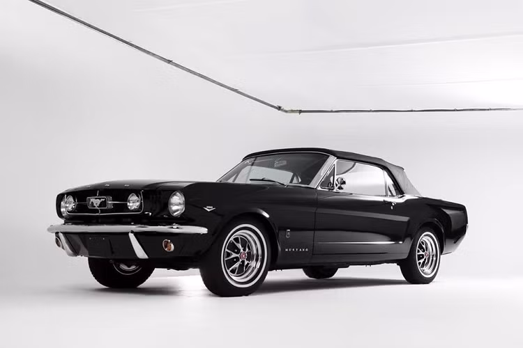 Là một trong những mẫu xe có tầm ảnh hưởng lớn nhất, Ford Mustang hiện vẫn được xem như "quốc bảo" của nước Mỹ.