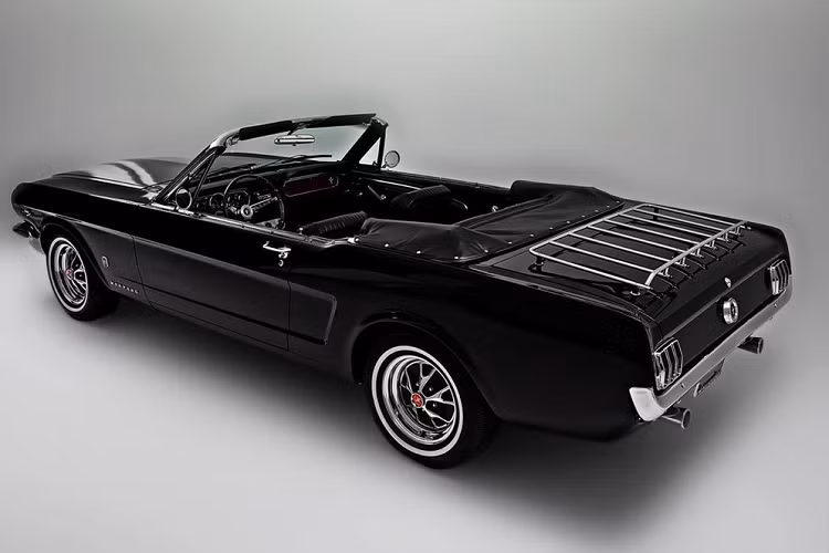 Do đó, Ford Mustang thế hệ đầu tiên như xe của vợ Jason Momoa được rất nhiều nhà sưu tập săn lùng. Thậm chí, có những chiếc Ford Mustang đời đầu còn được bán với giá cao hơn cả siêu xe Ferrari hay Porsche đời mới