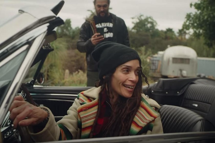 "Ôi trời ơi, xe đẹp quá", Lisa nói khi nhìn thấy chiếc Ford Mustang phục chế. "Ước mơ đã trở thành sự thật vì đây là chiếc xe đầu tiên của vợ tôi", Jason Momoa nói.