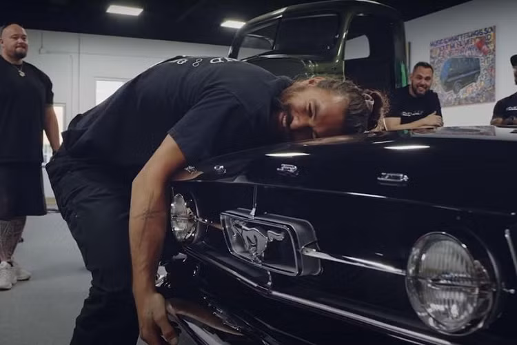 Sau khi được phục chế xong, chiếc xe đã được Jason Momoa đã đưa đến gặp chủ nhân đích thực. Vợ của nam diễn viên đương nhiên không thể giấu được sự ngưỡng mộ và xúc động.