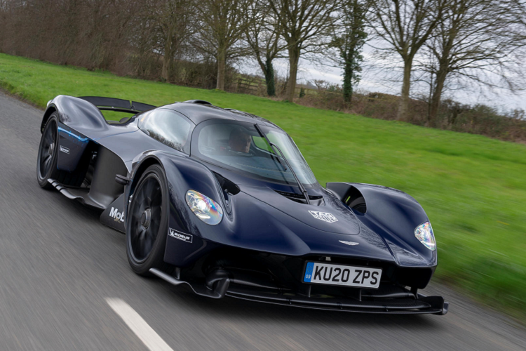 Được trang bị động cơ V12 hút khí tự nhiên, dung tích 6,5 lít kết hợp với hệ thống pin-điện có nguồn gốc Rimac tạo ra tổng cộng 1.160 mã lực và mô-men xoắn 899Nm, Valkyrie là một chiếc siêu xe không dành cho những kẻ nghiệp dư.