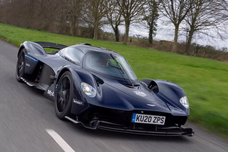 Được trang bị động cơ V12 hút khí tự nhiên, dung tích 6,5 lít kết hợp với hệ thống pin-điện có nguồn gốc Rimac tạo ra tổng cộng 1.160 mã lực và mô-men xoắn 899Nm, Valkyrie là một chiếc siêu xe không dành cho những kẻ nghiệp dư.