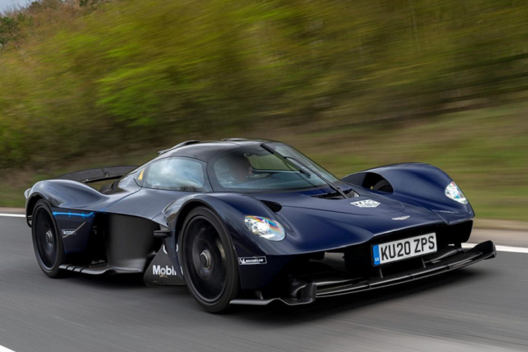 Hiện tại, siêu xe Aston Martin Valkyrie vẫn đang trong lịch trình ra mắt chính thức vào cuối năm nay và vì thế, hãng đã bắt đầu đưa chiếc xe vào thử nghiệm trên đường phố công cộng nhằm đảm bảo rằng chiếc xe sẽ vận hành phù hợp với mục đích mà nó được sinh ra.