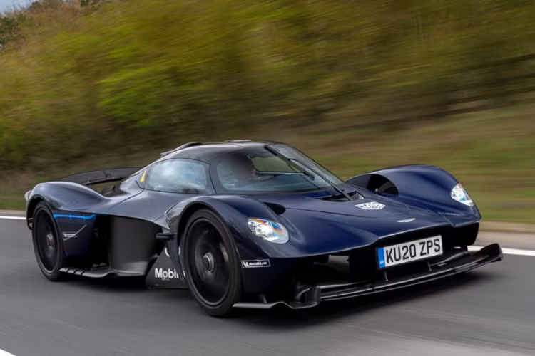 Hiện tại, siêu xe Aston Martin Valkyrie vẫn đang trong lịch trình ra mắt chính thức vào cuối năm nay và vì thế, hãng đã bắt đầu đưa chiếc xe vào thử nghiệm trên đường phố công cộng nhằm đảm bảo rằng chiếc xe sẽ vận hành phù hợp với mục đích mà nó được sinh ra.