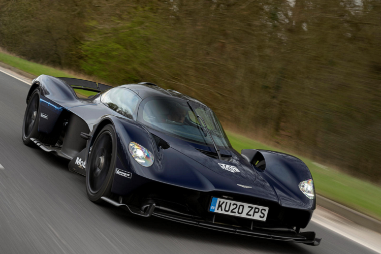 Aston Martin Valkyrie là một mẫu xe hiếm khi chỉ được sản xuất với số lượng cực kỳ giới hạn, chỉ 150 chiếc. Theo một số nguồn tin, giá khởi điểm cho một chiếc Valkyrie sẽ nằm ở khoảng 3,25 triệu Đô. Tất nhiên là tất cả 150 chiếc đã sớm tìm được chủ nhân không lâu sau khi được mở bán.