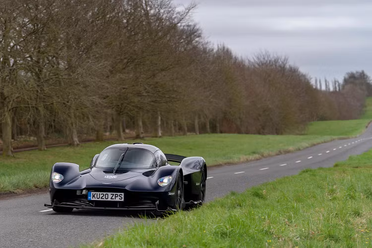 Nhà sản xuất ôtô Anh Quốc vừa công bố loạt ảnh mới này cho thấy một chiếc Aston Martin Valkyrie 2020 mới gần như đã hoàn thiện đang trải qua thử nghiệm trên đường cao tốc với tay lái thử Chris Goodwin ngồi sau tay lái.