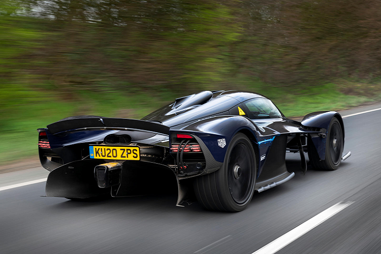 Chiếc xe có khả năng tăng tốc từ 0-100km/h chỉ trong vòng dưới 3 giây và có thể đạt tốc độ tối đa lên tới 322km/h.